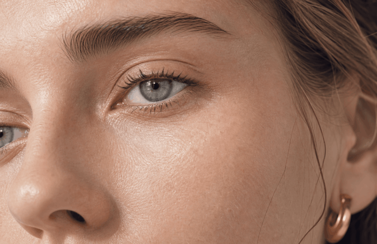Gros plan doux sur la zone du regard, lumière latérale révélant le relief sous l'œil.