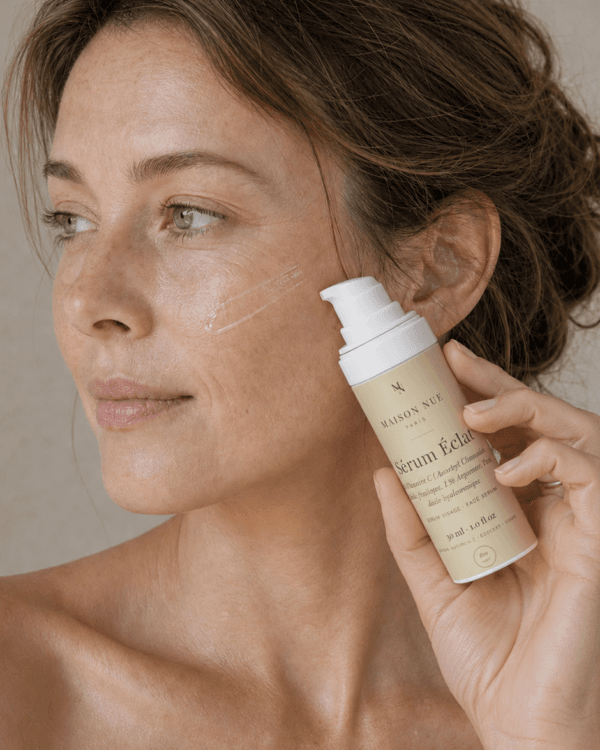 Maison Nue Paris – Sérum éclat – Concentré illuminateur 2% Vit C. 1% Felurique – Showcase usage